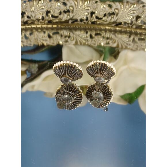 Vintage Round Flower Center White & Brass Screw Back Earrings Retro Victorian - Picture 4 of 6